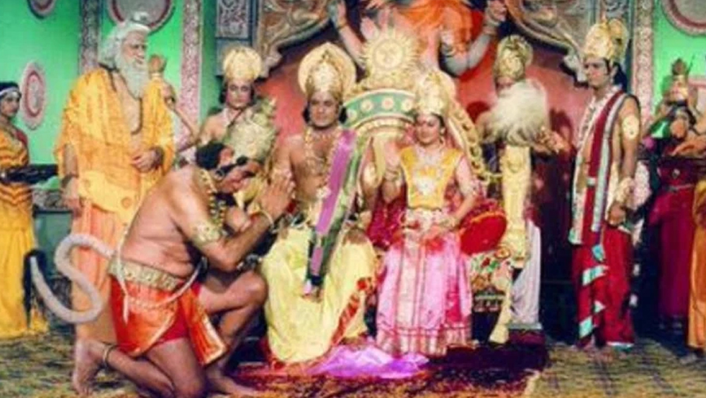 শেষে বড় বড় প্ল্যাকার্ডে তাঁর সংলাপ লিখে তাঁর সামনে তুলে ধরা হয়। তিনি সে দিকে তাকিয়ে তাকিয়ে সংলাপ বলতে থাকেন। অবশেষে তিরিশ চল্লিশটা টেকের পরে দৃশ্যগ্রহণ করা হয়।