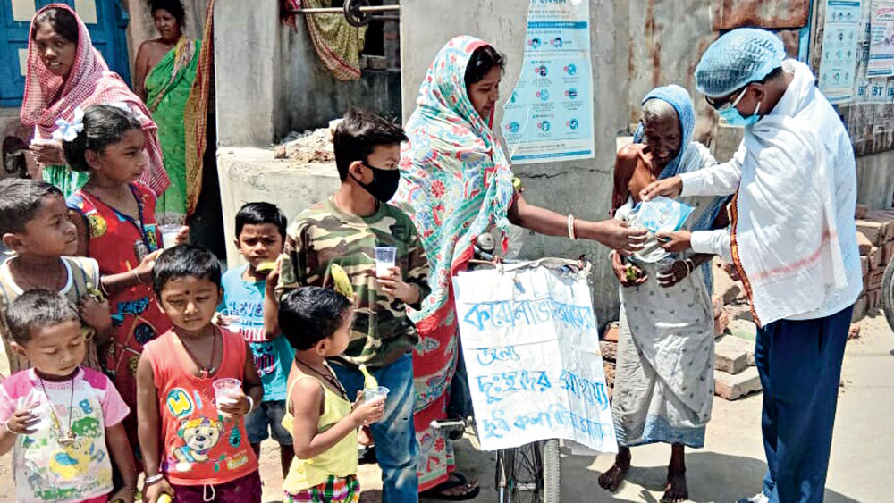 বৃহস্পতিবার দুর্গাপুরের দু’টি ওয়ার্ড ঘুরে এ ভাবেই শিশুদের জন্য খাদ্যদ্রব্য পৌঁছে দিলেন তপন বাউড়ি। নিজস্ব চিত্র