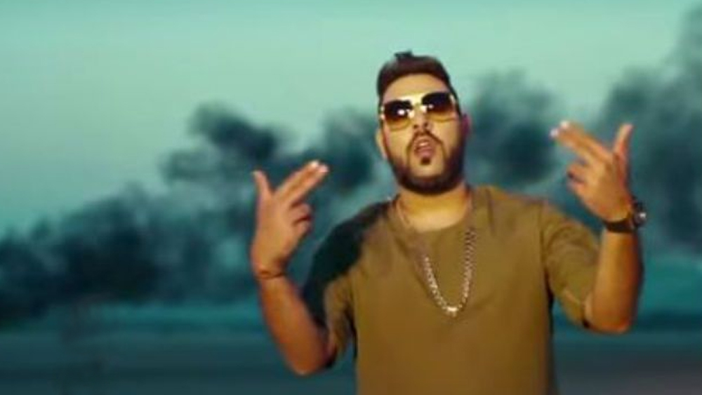 পাল্টা উত্তরও দেন বাদশা। বলেন, রাস্তায় রোলস রয়েসের থেকে টাকা ন্যানোই বেশি দেখা যায়। কারণ ওটাই বেশি জনপ্রিয়।