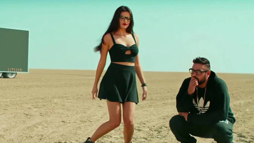 বিতর্ক সত্ত্বেও গানের দুনিয়ায় আত্মপ্রকাশেই বাজিমাত করেন বাদশা। তাঁর প্রথম সিঙ্গল ‘ডি জে ওয়ালে বাবু’ মুক্তি পাওয়ার পরেই ভেঙে চুরমার করে দেয় আগের সব রেকর্ড। গানটি মুক্তির সঙ্গে সঙ্গে এর ‘ভিউজ’ ছাপিয়ে যায় কয়েক লক্ষ।