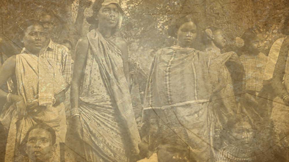 এর পর ওই জঙ্গলেই পাতার কুটির বেঁধে থাকতে শুরু করলেন চৌরঙ্গীনাথ। জনহীন সেই বনে তাঁর নিত্যসঙ্গী ছিল ওই হরিণশাবক। দিনের অধিকাংশ সময়ে তিনি পর্ণকুটিরের সামনে ধ্যানস্থ থাকতেন। তাঁর ধ্যানমগ্ন রূপ দেখেছিলেন কিছু শিকারি আদিবাসী। খাবারের সন্ধানে জঙ্গলে ঢোকা ওই আদিবাসীদের মনে হয়েছিল, তাঁদের সামনে ধ্যানস্থ রয়েছেন স্বয়ং মহাদেব।