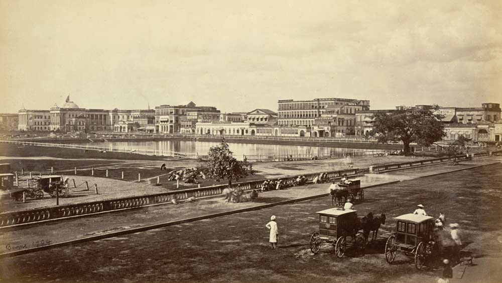 কলকাতায় ব্রিটিশ উপনিবেশ গোড়াপত্তনের পরেও দীর্ঘ সময় পাণ্ডববর্জিত ছিল চৌরঙ্গি। বলা হয়, হাতির পিঠে চেপে এই জঙ্গলে বাঘ শিকারে আসতেন ওয়ারেন হেস্টিংস। তবে তাঁর সময়ের কিছু আগে থেকে, অষ্টাদশ শতকের শুরু থেকেই চৌরঙ্গিতে ধীরে ধীরে ঢুকতে থাকতে আধুনিকতার বাতাস।