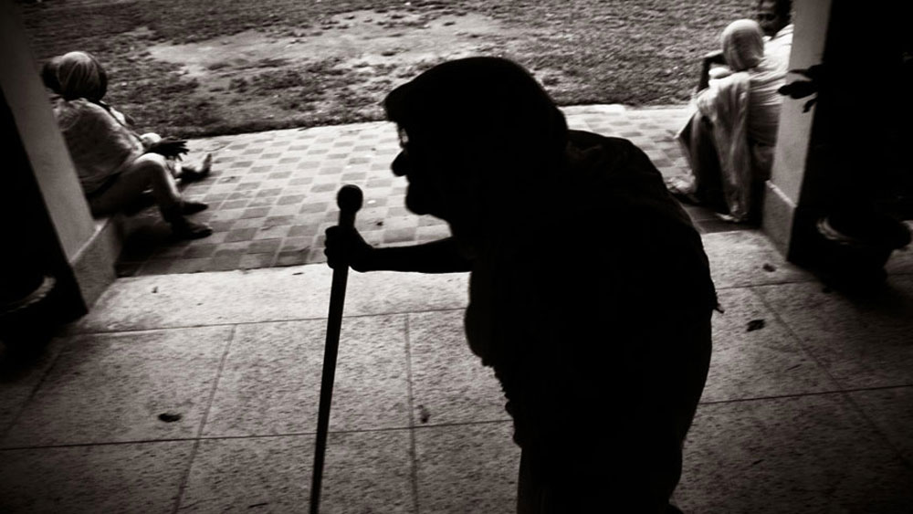 সংসার-পরিবার-আপনজনদের ছেড়ে কেই বা বৃদ্ধাশ্রমে যেতে চান! ৯২ বছরের ওই বৃদ্ধাও মনে মনে ভীষণ ভেঙে পড়েছিলেন।