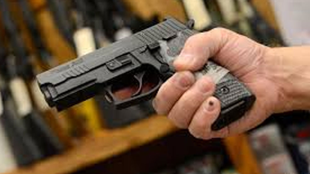 তিনি এতটাই মানসিক ভাবে ভেঙে পড়েছিলেন যে, বৃদ্ধাশ্রমে যাবেন না বলে শেষে একমাত্র ছেলেকে নিজের হাতে গুলি করে খুন করে দিলেন!