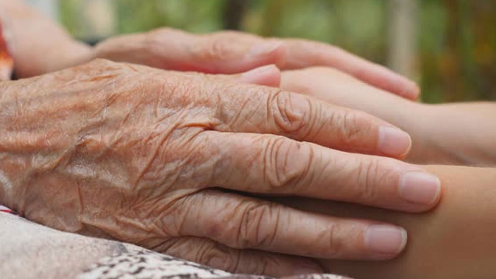 কিন্তু তার পর থেকেই ছেলে এবং ছেলের প্রেমিকা তাঁকে কোনও এক বৃদ্ধাশ্রমে দিয়ে আসার পরিকল্পনা করছিলেন। এটা জানার পরই বেঁকে বসেন তিনি।