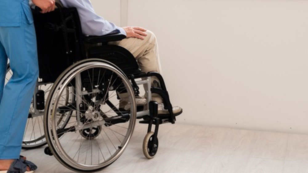 আরিজোনা পুলিশের ডায়েরি অনুযায়ী, ঘটনার দিন বৃদ্ধা নিজের ঘরেই ছিলেই। ৭২ বছরের ছেলে তাঁর প্রেমিকার সঙ্গে ঘরে ঢোকেন।