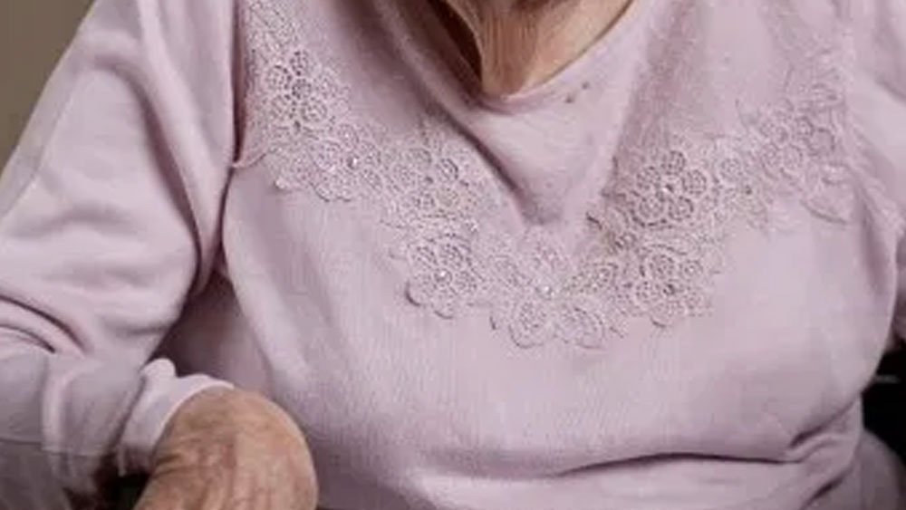 তার পর মাকে বৃদ্ধাশ্রমে নিয়ে যাওয়ার জন্য জোরাজুরি করতে থাকেন দু’জনে। বৃদ্ধা কিছুতেই রাজি ছিলেন না। অনেক ক্ষণ ধরেই তাঁদের মধ্যে কথা কাটাকাটি চলে।