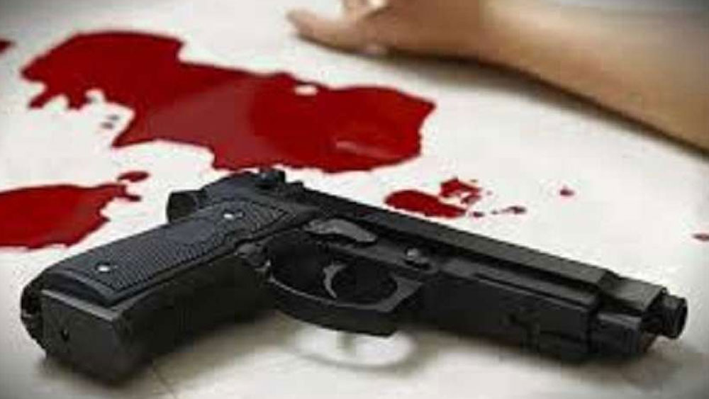 তার পর আচমকাই পকেট থেকেই পিস্তল বার করে ছেলের মুখে গুলি চালিয়ে দেন। ঘটনাস্থলেই লুটিয়ে পড়েন ছেলে। ছেলের প্রেমিকার দিকেও নাকি তিনি পিস্তল তাক করেছিলেন তিনি। কিন্তু তিনি আনার হাত থেকে তা কেড়ে নেন।