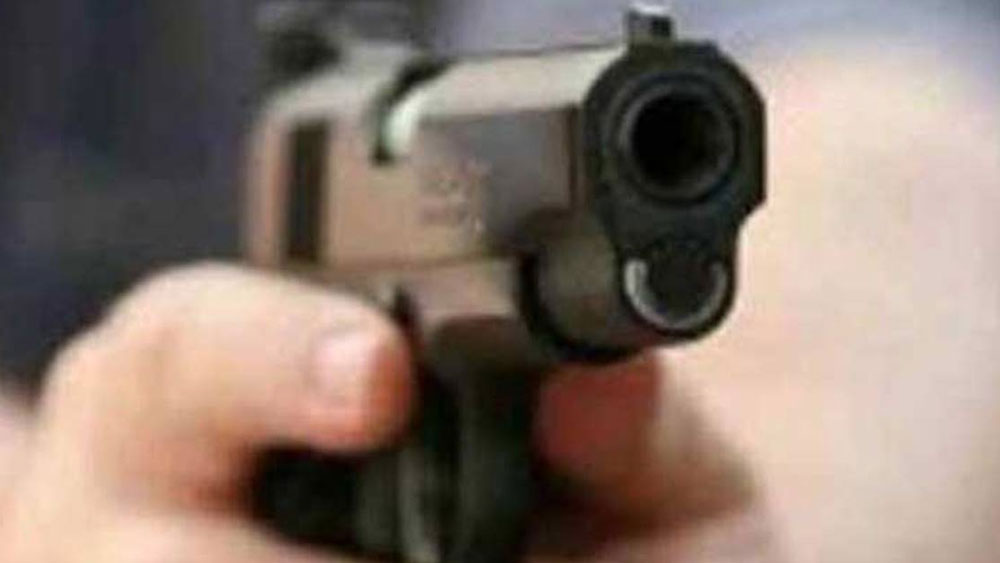 বৃদ্ধার পকেটে আরও একটা পিস্তল ছিল, সেটা বার করে চালাতে গেলে, সেটাও তাঁর থেকে ছিনিয়ে নেন ওই মহিলা। তার পর ঘর থেকে বার হয়ে পুলিশকে ফোনে ঘটনাটি জানান।