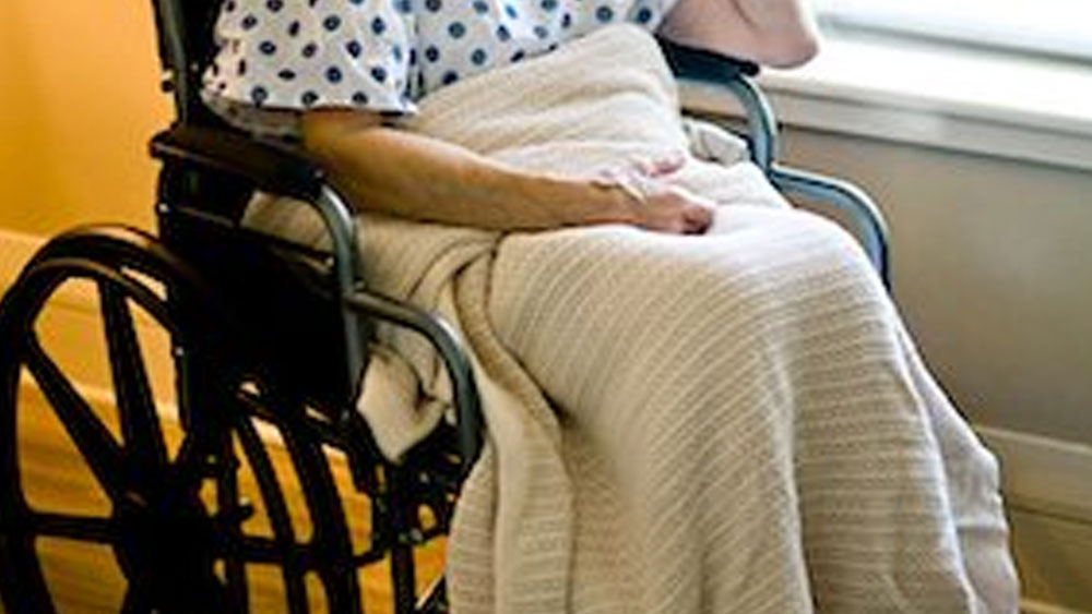 পুলিশ যখন ঘটনাস্থলে পৌঁছয়, বৃদ্ধা একই ভাবে নিজের হুইলচেয়ারে বসেছিলেন। আর শুধু আওড়ে যাচ্ছিলেন, “আমার জীবন শেষ করে দিয়েছে, আমি ওর জীবন শেষ করেছি।”