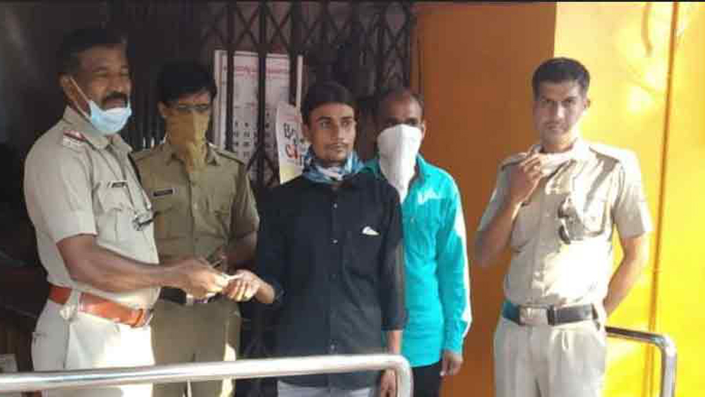 Coronavirus In India: A Migrant labourer gives money to CM's fund despite he has no income