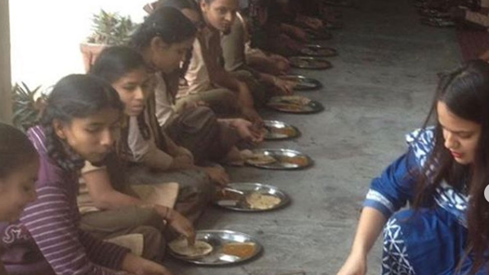 ভিলওয়াড়ার জেলাশাসক রাজেন্দ্র ভট্টর সঙ্গে দিনরাত এক করে পরিশ্রম করে চলেছেন এই আইএএস দম্পতিও। টিনা দাবি এবং আতহার আমির। মনে পড়ছে এই আইএএস দম্পতিকে? এক সময় সারা দেশে চর্চা হয়েছিল এঁদের নিয়ে। অনেকেই জানেন না, এই মুহূর্তে কর্মসূত্রে এঁরা ভিলওয়াড়াতেই রয়েছেন।