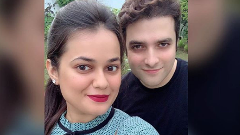 ২০১৫ সালে ইউপিএসি পরীক্ষায় গোটা দেশের মধ্যে প্রথম হয়েছিলেন দিল্লির তরুণী টিনা দাবি। ২২ বছরের টিনা প্রথম বার ইউপিএসসি পরীক্ষায় বসেছিলেন। আর দ্বিতীয় হয়েছিলেন জম্মু-কাশ্মীরের আতহার আমির উল শফি খান।