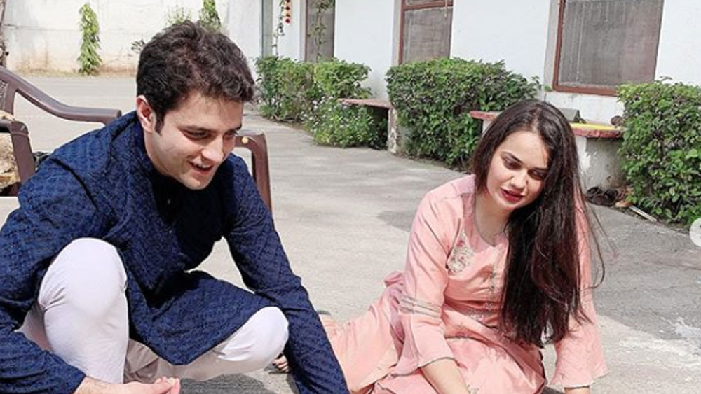 পরের বছর ২০১৬ সালে প্রথমে ভিলওয়াড়ার এসডিএম হয়ে আসেন টিনা দাবি। তার সপ্তাহ খানেক পর ওই একই জেলায় এসডিও হয়ে যোগ দেন আতহার। এখনও তাঁরা ভিলওয়াড়াতেই কর্মরত।