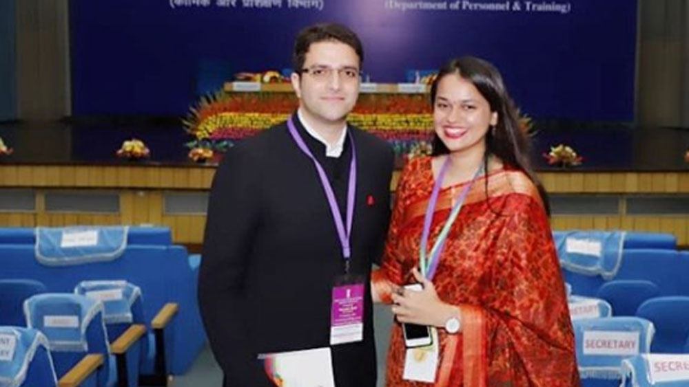 প্রথম দেখাতেই প্রেম। সকালে আলাপ। আর সন্ধেয় প্রেম নিবেদন। প্রথমটায় সাড়া না মিললেও মাস চারেকের মধ্যেই প্রেমে সায়। এ ভাবেই এগিয়েছে টিনা আর আতহারের প্রেমকাহিনি।