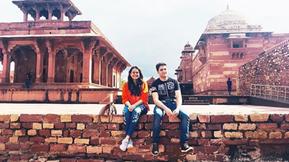 আতহারের তরফে ছিল, লভ অ্যাট ফার্স্ট সাইট। তাঁদের দেখা হয়েছিল সকালে আর সন্ধে গড়াতে না গড়াতেই টিনাকে প্রেমের প্রস্তাব দেন আতহার। তবে প্রথমেই তাতে সাড়া দেননি টিনা।