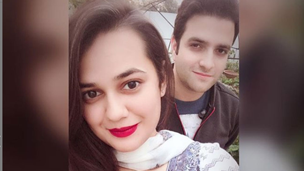 ফেসবুকে তাঁদের বিয়ের ছবি পোস্ট করায় অভিনন্দনের বন্যা যেমন বয়ে গিয়েছে। নিন্দাতেও মুখর হয়েছেন অনেকেই। কেন?