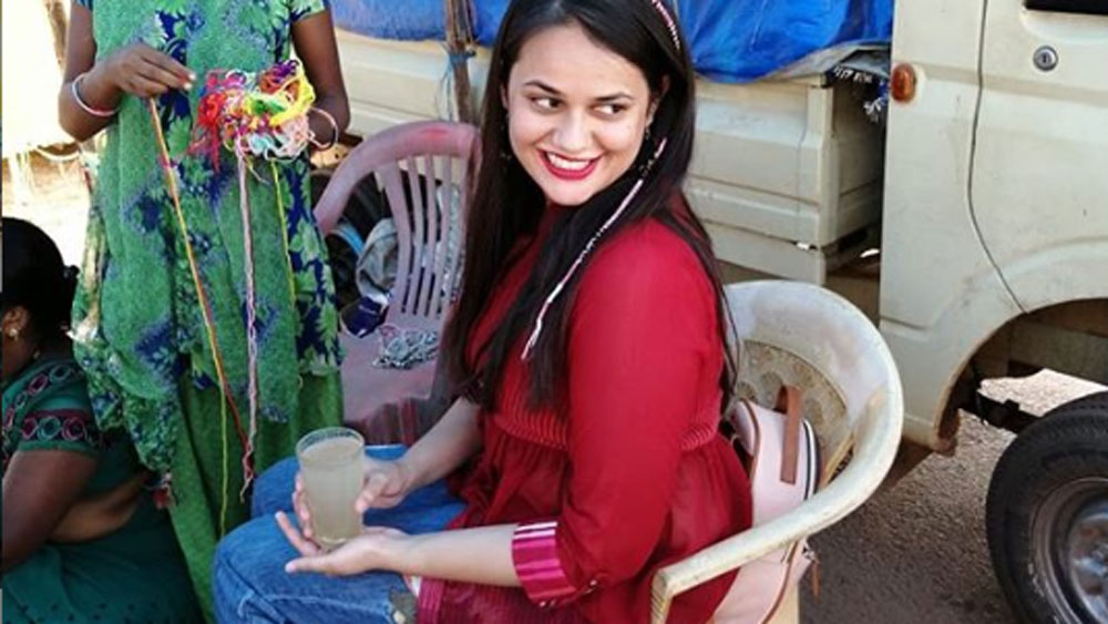 দিল্লির তরুণী টিনা দলিত। তাই তাঁর সঙ্গে কাশ্মীরি মুসলিম পরিবারের ছেলে আতহারের এই সম্পর্ক নিয়ে বিরূপ মন্তব্য করতে ছাড়েননি অনেকে। তবে সে সব একেবারেই গায়ে মাখতে রাজি নন টিনা।