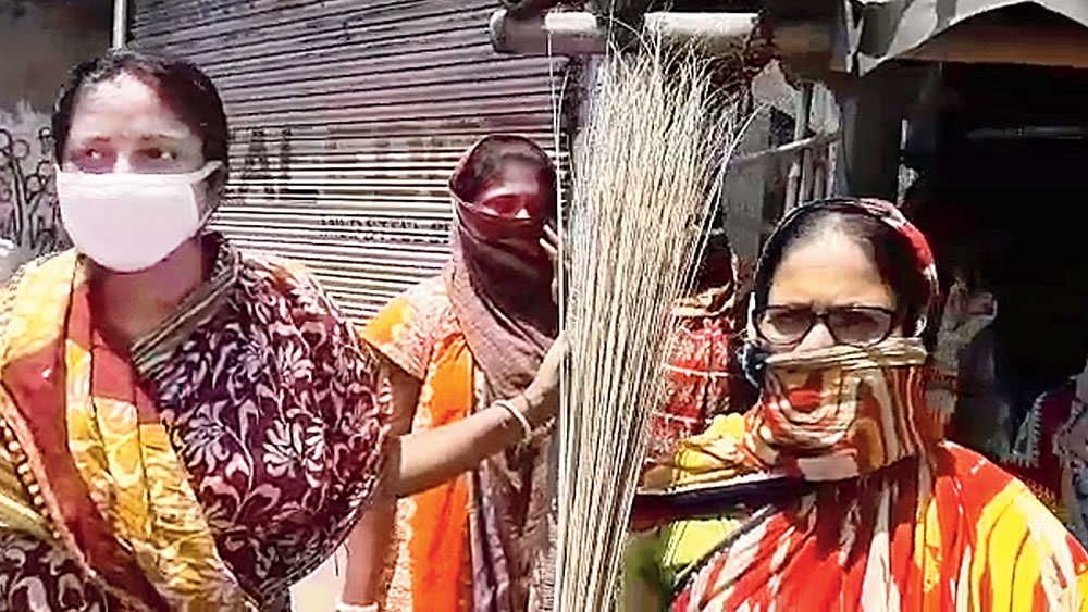 শুক্রবার গ্রাম পরিদর্শনে জেলা পুলিশ সুপার। নিজস্ব চিত্র