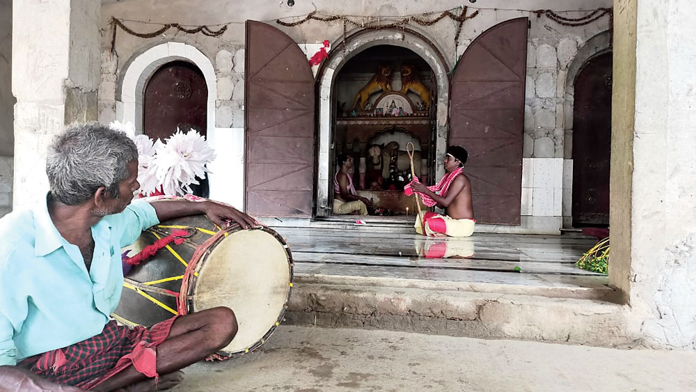 মন্দিরের ফাঁকা গাজনতলাতেই উৎসবের সূচনা, কেতুগ্রামে। ছবি: অসিত বন্দ্যোপাধ্যায়