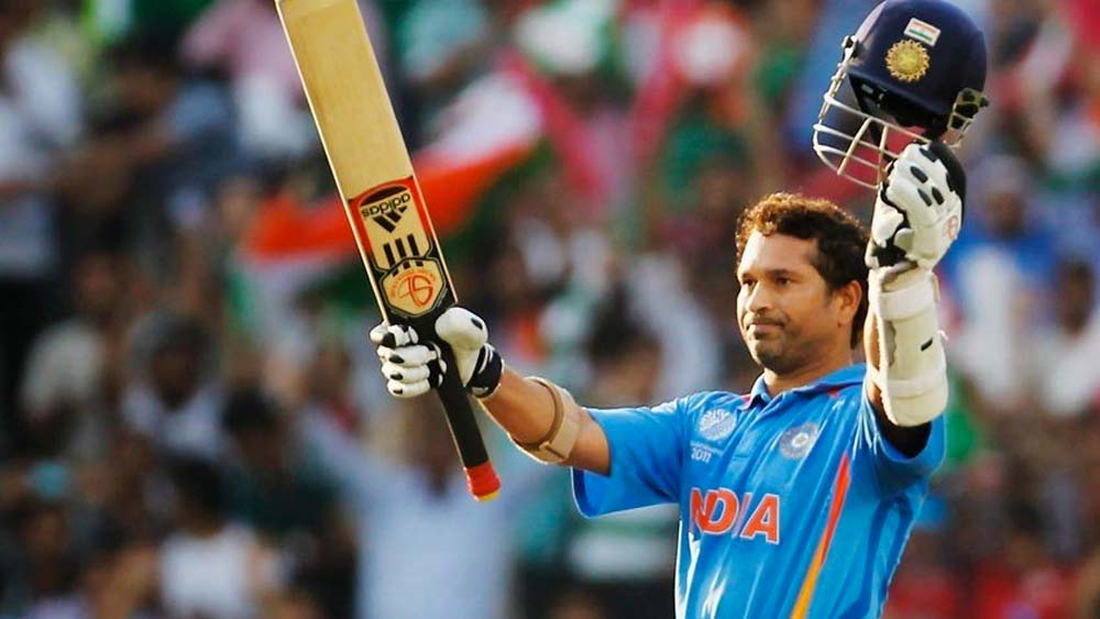 চারে রয়েছেন সচিন তেন্ডুলকর। আফ্রিদির দলে তিনিই একমাত্র ভারতীয়। ২০০ টেস্ট, ৪৬৩ একদিনের ম্যাচ, একটি টি-টোয়েন্টি খেলেছেন মুম্বইকর। করেছেন যথাক্রমে ১৫,৯২১ রান, ১৮৪২৬ রান ও ১ রান। টেস্ট ও একদিনের ফরম্যাটে তাঁর সেঞ্চুরির সংখ্যা যথাক্রমে ৫১ ও ৪৯।