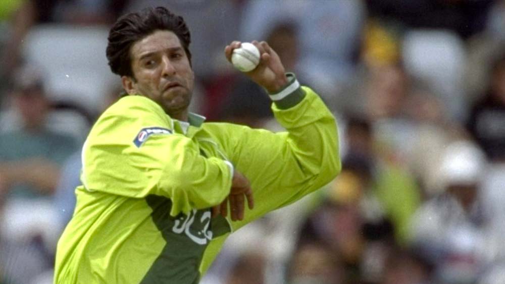 দলে রয়েছেন বাঁ-হাতি পেসার ওয়াসিম আক্রম। যাঁকে অনেকেই মনে করেন ক্রিকেট ইতিহাসে সর্বকালের সেরা বাঁ-হাতি পেসার। ১০৪ টেস্টে ৪১৪ উইকেট নিয়েছেন তিনি। ইনিংসে পাঁচ উইকেট নিয়েছেন ২৫ বার। ম্যাচে ১০ উইকেট নিয়েছেন পাঁচ বার। পাশাপাশি, ৩৫৬ একদিনের ম্যাচও খেলেছেন তিনি।