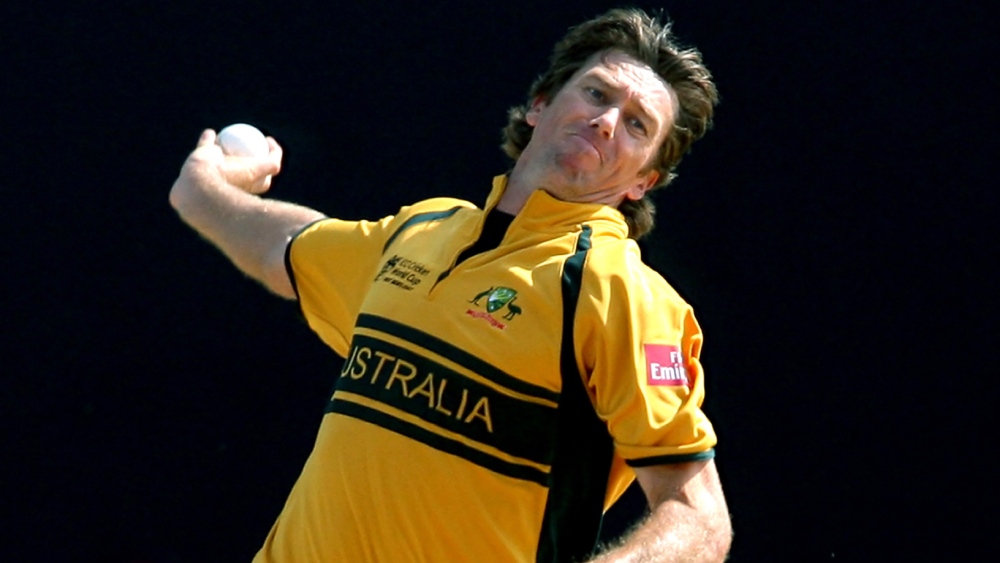 অস্ট্রেলিয়ার পেসার গ্লেন ম্যাকগ্রা নতুন বলে দৌড় শুরু করবেন। ১২৪ টেস্ট, ২৫০ ওয়ানডে ও দুটো টি-টোয়েন্টি খেলেছেন তিনি। নিয়েছেন যথাক্রমে ৫৬৩, ৩৮১ ও পাঁচ উইকেট।