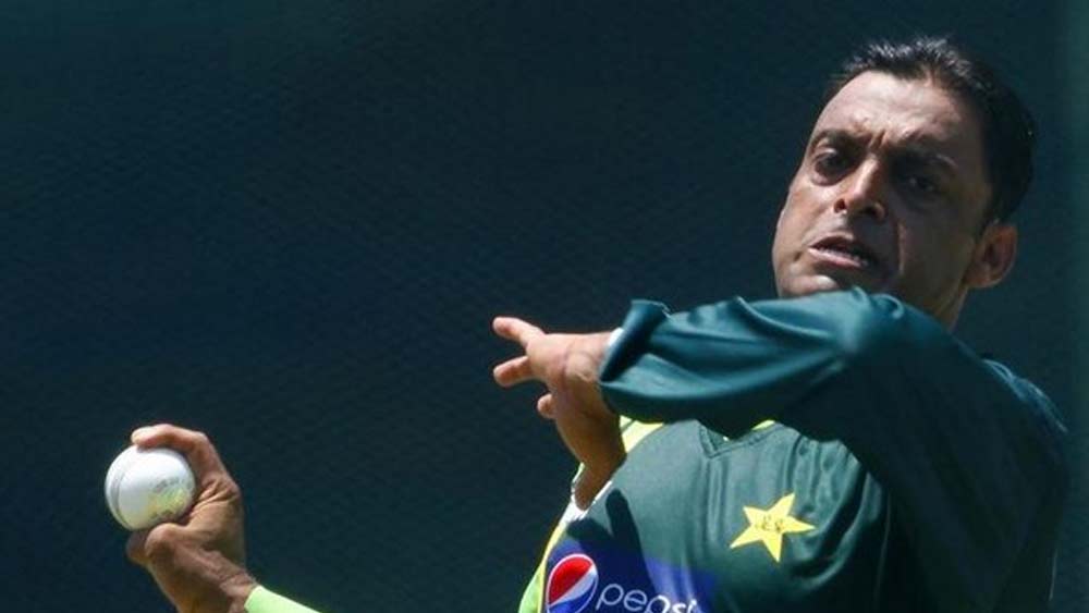 একদা সতীর্থ শোয়েব আখতারকেও দলে রেখেছেন আফ্রিদি। বিধ্বংসী এই পেসার খেলেছেন ৪৬ টেস্ট, ১৬৩ ওয়ানডে ও ১৫ টি-টোয়েন্টি। নিয়েছেন যথাক্রমে ১৭৮, ২৪৭ ও ১৯ উইকেট।