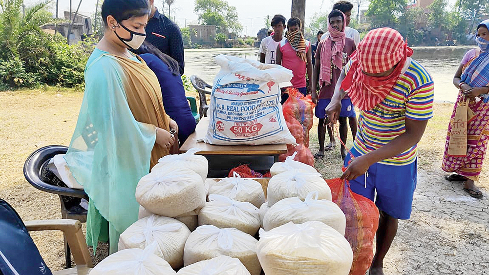 দুঃস্থদের খাদ্য সামগ্রী বিতরণ।  নিজস্ব চিত্র