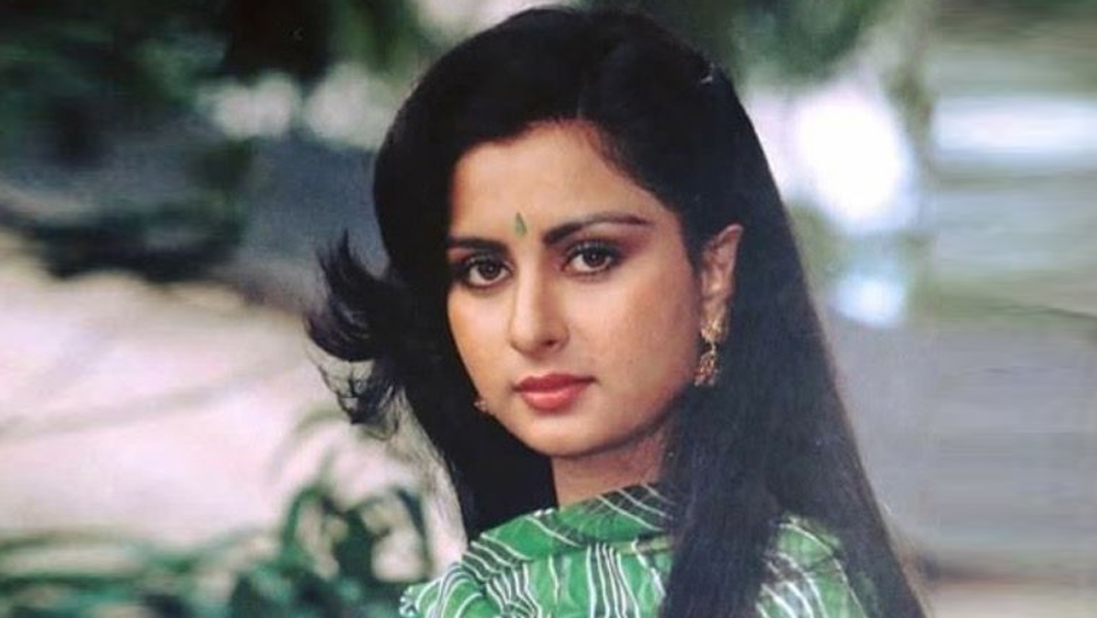 ছবিতে সঞ্জীবকুমারের মেয়ের ভূমিকায় অভিনয় করেছিলেন পুনম ঢিলোঁ। এটা ছিল তাঁর কেরিয়ারের প্রথম ছবি।