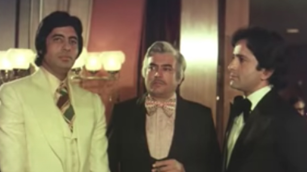 উত্তরে সেলিম-জাভেদ তাঁকে বোঝান, এই ছবিতে মুখ্য ভূমিকায় আছেন অমিতাভ-সঞ্জীবকুমার-শশী কপূরের মতো শক্তিশালী তিন অভিনেতা। তাই ছবির বিষয়বস্তুর সঙ্গে নামকরণের বৈসাদৃশ্য নেই।