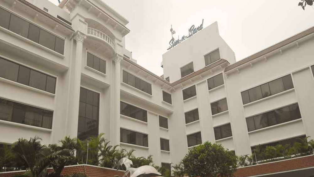 মুম্বইয়ের এক নামী হোটেলের ঘর এক মাসের জন্য বুক করে নিলেন সেলিম-জাভেদ। সেখানে পরিচালক যশ চোপড়ার সঙ্গে তাঁদের দীর্ঘ আলোচনা হত। কথা হত, যে এই ছবিতে আর কী সংযোজন করা যায়, যাতে সাফল্য অধরা না থাকে।