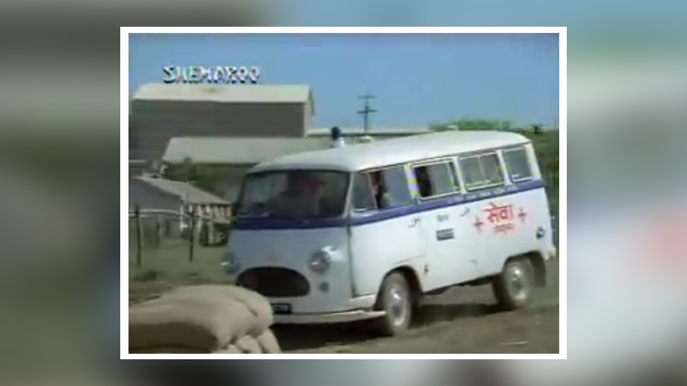 এর পর ছবিতে একটি বিশেষ দৃশ্য সংযুক্ত করা হয়। যেখানে অ্যাম্বুল্যান্সে করে জমি খালি করাতে যান অমিতাভ বচ্চন। তখন শুটিং প্রায় শেষ হয়ে গিয়েছিল। তার পর ফের শুটিং শুরু করে একটি দৃশ্য যোগ করা হয়। দর্শকদের মধ্যে তুমুল জনপ্রিয় হয় সেই দৃশ্য এবং ছবিটিও।