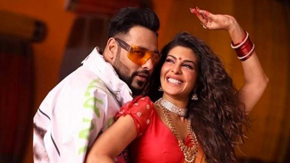 যাঁর ‘লম্বা লম্বা চুল’-এ ‘লাল গেন্দা ফুল’ দেখে অভিভূত অনুরাগীরা, সেই জ্যাকলিন বড় হয়েছেন মিশ্র সংস্কৃতিতে। তাঁর জন্ম ১৯৮৫ সালের ১১ অগস্ট, বাহরাইনের মানামা-য়। তাঁর বাবা এলরয় ফার্নান্ডেজ ইউরোপীয় বংশোদ্ভূত শ্রীলঙ্কান। পেশায় মিউজিশিয়ান এলরয় আশির দশকে অশান্ত শ্রীলঙ্কা ছেড়ে পাড়ি দিয়েছিলেন বাহরাইন।