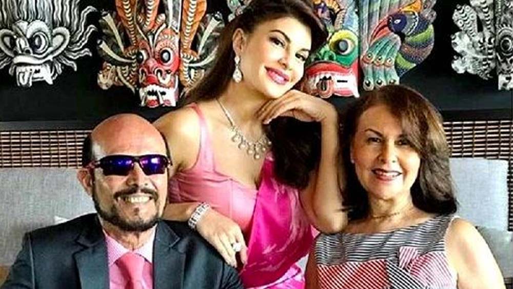 বাহরাইনে এলরয়ের সঙ্গে আলাপ হয় মালয়েশিয়ান বিমানসেবিকা কিমের। বিয়ে করেন তাঁরা। তাঁদের দুই ছেলে এবং দুই মেয়ের মধ্যে সবথেকে ছোট জ্যাকলিন। ১৪ বছর বয়স থেকে বাহরাইনের টেলিভিশনে তিনি সঞ্চালনার কাজ শুরু করেন।