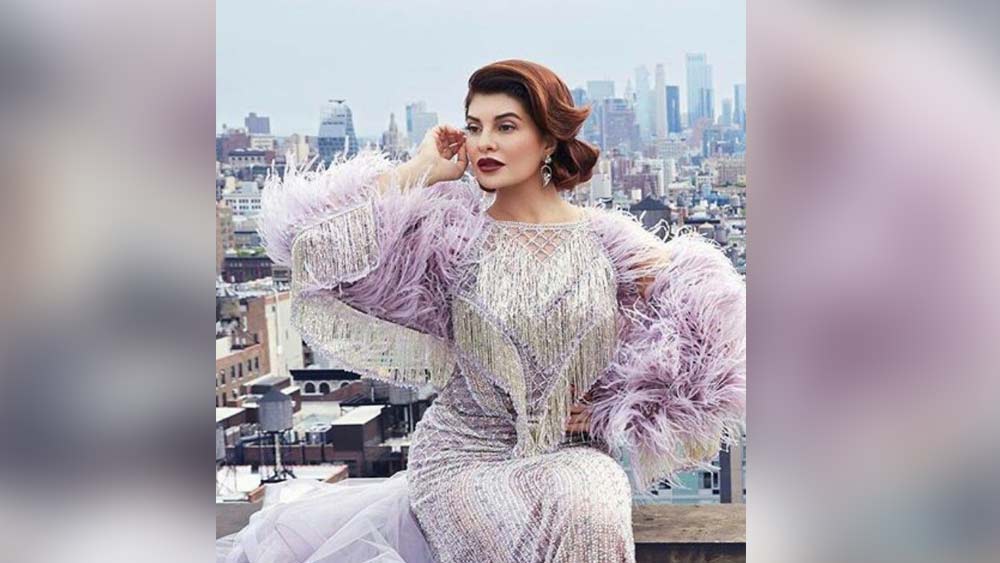 বাহরাইনে পড়াশোনার পরে জ্যাকলিন পাড়ি দেন সিডনি। সেখানকার বিশ্ববিদ্যালয় থেকে ডিগ্রি নেন মিডিয়া স্টাডিজে। এর পর শ্রীলঙ্কায় ফিরে বৈদ্যুতিন মাধ্যমের সাংবাদিক হিসেবে কাজ শুরু করেন। রাতে টিভি চ্যানেলে খবরও পড়তেন।