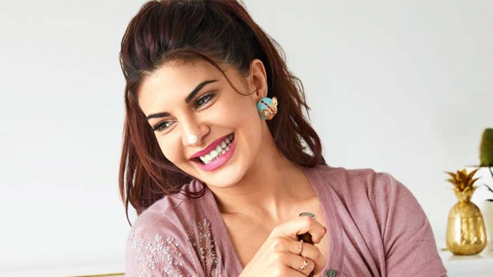 বিভিন্ন সমাজসেবামূলক কাজে জ্যাকলিন সক্রিয় ভূমিকা নিয়েছেন। ২০১৪ সালে তাঁকে ‘উওম্যান অব দ্য ইয়ার’ তকমা দেয় পেটা (ইন্ডিয়া)।