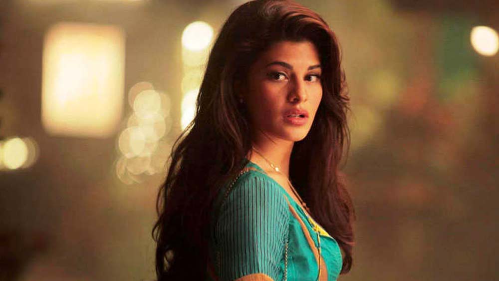 কলম্বোতে জ্যাকলিনের একটি রেস্তোরাঁ আছে। তার নাম ‘কামসূত্র’। সিংহলিজ ভাষায় ‘কাম’ মানে খাবার। সেখান থেকেই নামকরণ। অভিনয়-মডেলিং-এর কেরিয়ারের পাশাপাশি দশভুজার মতো নিজের রেস্তোরাঁ-ব্যবসাও পরিচালনা করেন এই সিংহলি-সুন্দরী।  (ছবি: ফেসবুক)