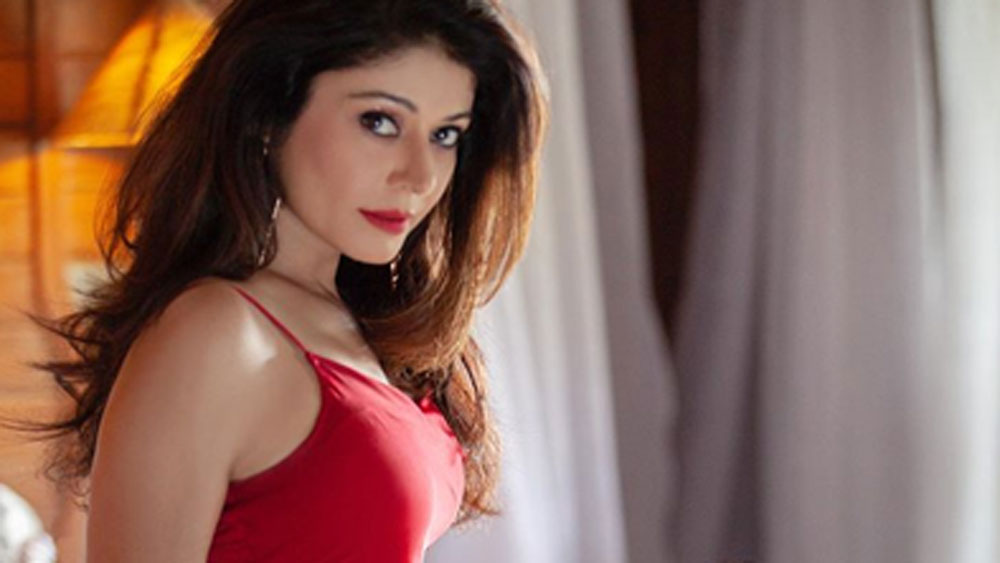 অক্ষয় এবং পূজা দু’জনেই একে অপরকে অনেক আগে থেকেই চিনতেন। বলিউডে আসার আগে পূজা মডেলিং করতেন। তখন থেকেই দু’জনের পরিচয়।