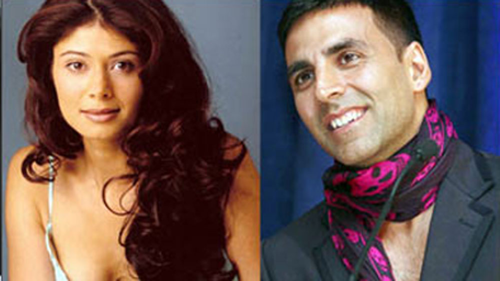 দু’জনকে প্রায়ই একসঙ্গে দেখা যেতে শুরু করে। অনেকেই মনে করেছিলেন, পূজা বাত্রার সঙ্গেই বোধ হয় অক্ষয় সম্পর্ক স্থায়ী হবে।