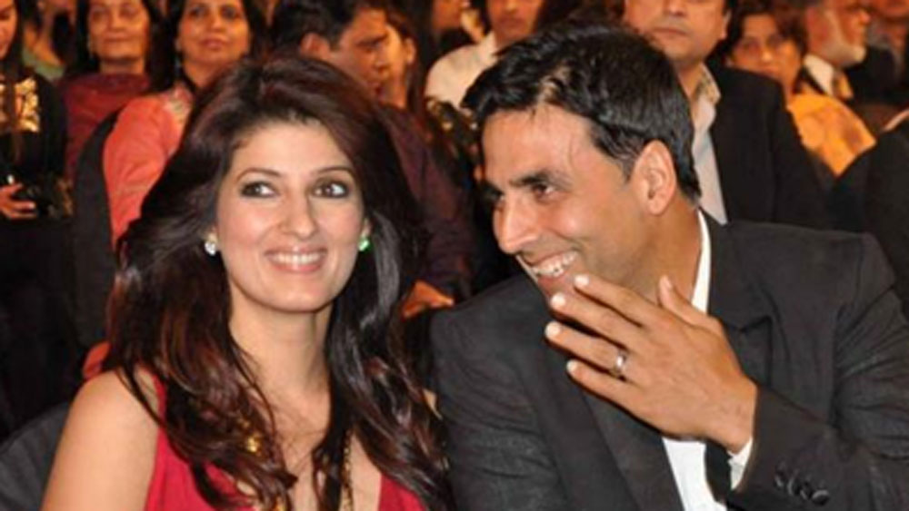 ২০০১ সালে টুইঙ্কল খন্নাকে বিয়ে করেন অক্ষয় কুমার। ঠিক তার পরের বছরই ২০০২ সালে ক্যালিফোর্নিয়ার এক অর্থোপেডিক সার্জনকে বিয়ে করেন পূজা।