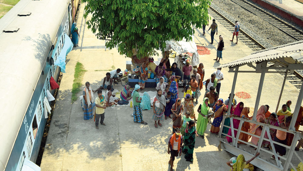 অস্থায়ী: বিহার থেকে খেতমজুরের কাজে আসা ১২১ জনের সংসার এখন খামারগাছি স্টেশনেই। নিজস্ব চিত্র