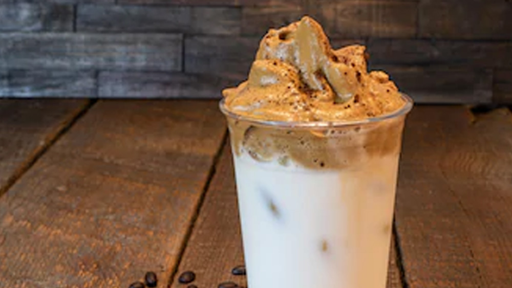 ইন্টারনেটে তুমুল জনপ্রিয় এখন ‘ডালগোনাকফিচ্যালেঞ্জ’। তার আগে দক্ষিণ কোরিয়ার ইউটিউব চ্যানেল এবং টিক টক-এ এই কফি বানানোর পদ্ধতি নেটাগরিকদের মধ্যে আলোচিত হয়। তার পরই ঝড়ের বেগে ছড়িয়ে পড়েছে ইন্টারেনেট।