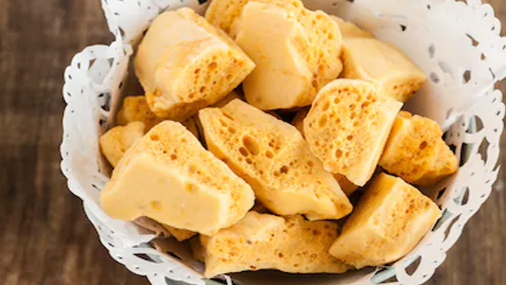 প্রকৃতপক্ষে ‘ডালগোনা’ শব্দটি দক্ষিণ কোরীয়। এক ধরনের স্পঞ্জ টফিকে সেখানকার স্থানীয় ভাষায় বলা হয় ‘ডালগোনা’। পৃথিবীর বিভিন্ন দেশে সেই টফি পরিচিত ‘হনিকম্ব টফি’ নামে। কারণ এই টফি কামড়ানোর পরে ভিতরটা দেখতে লাগে মৌচাকের মত।