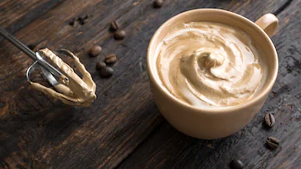 ইদানীং করোনাভাইরাসের দাপটে ফের বিশ্ব জুড়ে ট্রেন্ড করছে ডালগোনা কফি বানানোর চ্যালেঞ্জ। সেলেব থেকে সাধারণ মানুষ, সবাই এই কফি বানিয়ে পোস্ট করছেন সোশ্যাল মিডিয়ায়।