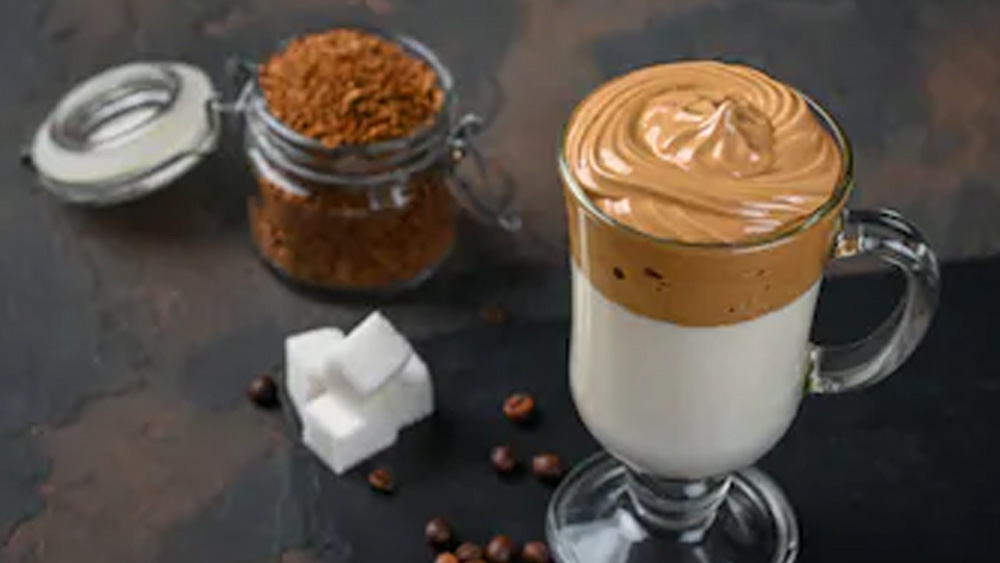 কফি বিনস-এর বদলে ‘ডালগোনা’-র জন্য প্রয়োজন ইনস্ট্যান্ট কফি। কারণ তার ফলে এর উপরের অংশ ক্রিমের মতো ঘন হয়ে ফুলেফেঁপে ওঠে।    (ছবি: শাটারস্টক ও ফেসবুক)