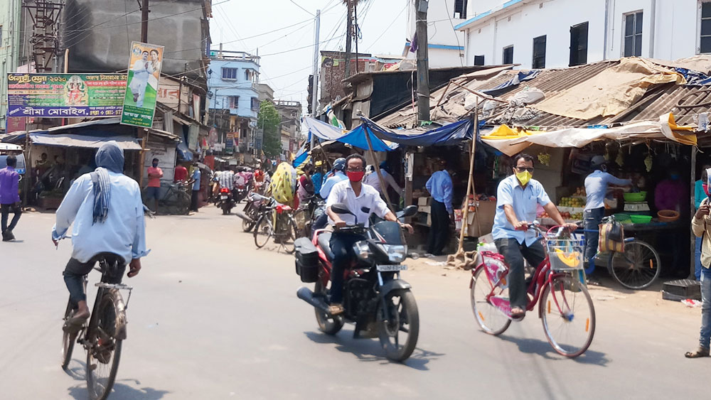 এগরার রাস্তায় চেনা ভিড়। নিজস্ব চিত্র