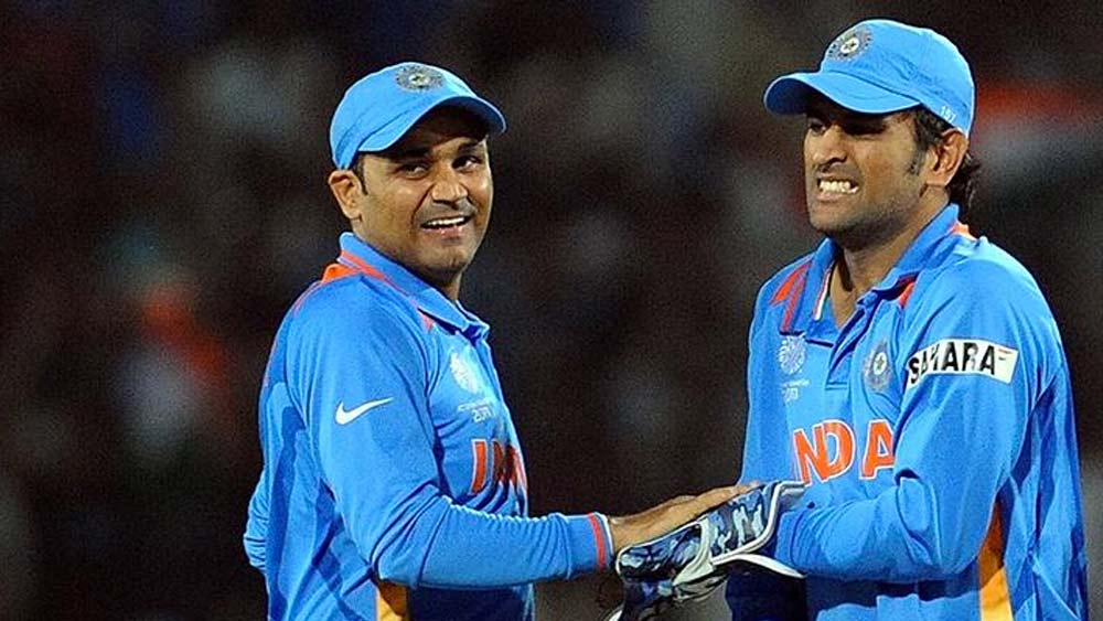 বীরেন্দ্র সহবাগ হলেন টেস্টে ভারতের শ্রেষ্ঠ ওপেনারদের অন্যতম। অন্য দিকে, মহেন্দ্র সিংহ ধোনি হলেন দেশের সর্বশ্রেষ্ঠ অধিনায়কদের অন্যতম। কিন্তু, বীরুর কেরিয়ারের শেষের দিকে তাঁর সঙ্গে ধোনির সম্পর্ক সহজ ছিল না। ২০১২ সালে অস্ট্রেলিয়ায় ত্রিদেশীয় সিরিজের আগে ধোনি সিদ্ধান্ত নেন যে প্রতি ম্যাচে সহবাগ, সচিন তেন্ডুলকর ও গৌতম গম্ভীরের মধ্যে কোনও এক জনকে বিশ্রাম দেওয়া হবে।