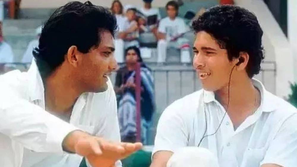সচিন তেন্ডুলকর যখন আন্তর্জাতিক ক্রিকেটে পা রাখেন, তখন মহম্মদ আজহারউদ্দিন ছিলেন দলের সেরা ব্যাটসম্যান। বিশ্বের অন্যতম সেরা ব্যাটসম্যানও ছিলেন তিনি। ১৯৯৬ সালে ইংল্যান্ড সফরের পর আজহারের জায়গায় সচিন অধিনায়ক হওয়ার পর দু’জনের মধ্যে সম্পর্ক খারাপ হতে থাকে। সচিন মনে করেন যে আজহার নিজের সেরাটা দিচ্ছেন না।