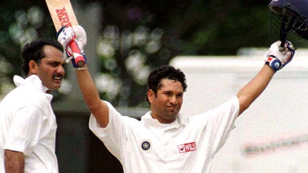 ১৯৯৮ সালে আজহার ফের অধিনায়ক হন। কিন্তু, ১৯৯৯ বিশ্বকাপের পর আবার সরানো হয় তাঁকে। নেতৃত্বে আনা হয় সচিনকে। কিন্তু, সচিন আর দলে আজহারকে ফেরাতে চাননি। ২০০০ সালের শুরুতে আজহারকে আনা হয় দলে। কিন্তু দক্ষিণ আফ্রিকার বিরুদ্ধে দুই টেস্টের সিরিজের আগেই সচিন বলেন, নেতা হিসেবে এটাই তাঁর শেষ টেস্ট সিরিজ।